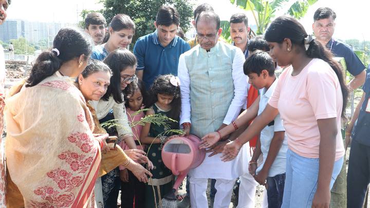 मुख्यमंत्री श्री चौहान ने गुलमोहर, जामुन और मौलश्री के पौधे रोपे